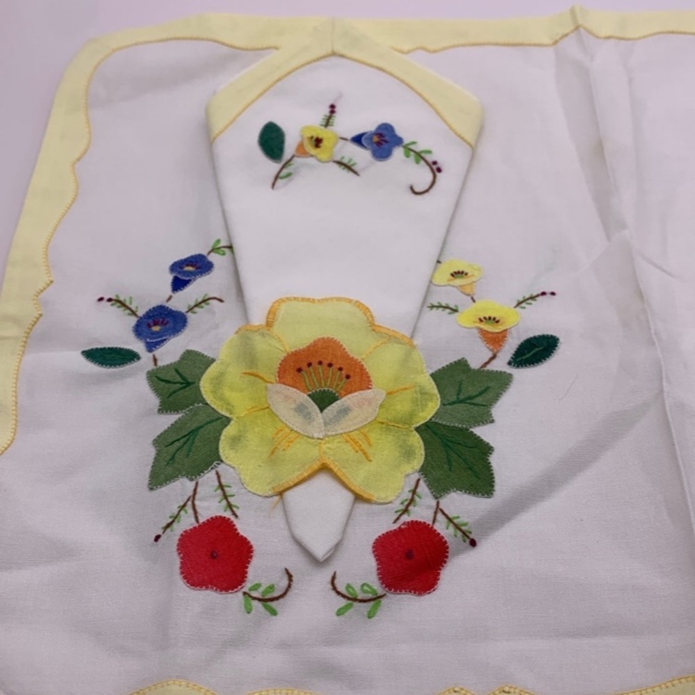 2 Vintage yellow embroidered flowers unique sets of cloth placemats with napkins